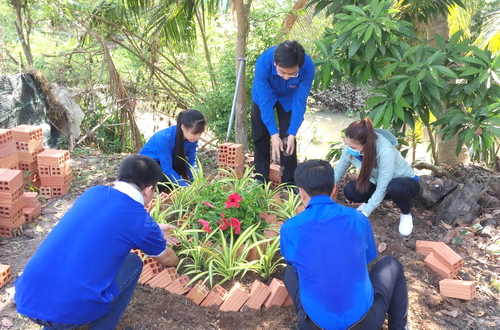 Mô hình “Biến bãi rác thành vườn hoa” được triển khai trong toàn tỉnh với sự chung tay của đông đảo ĐVTN